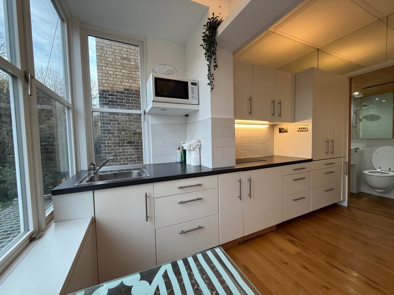 Flat Holland Road in Greater London
