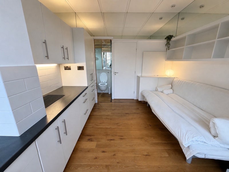 Flat Holland Road in Greater London