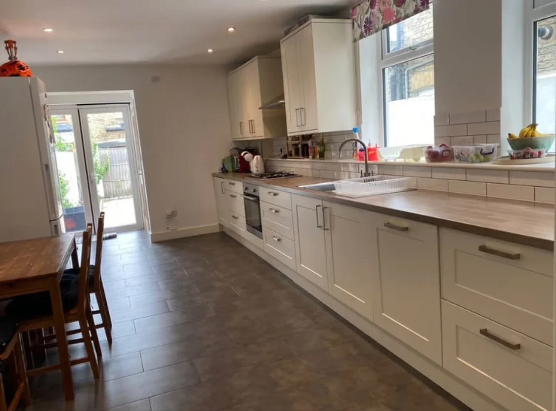 Room First Avenue in Greater London