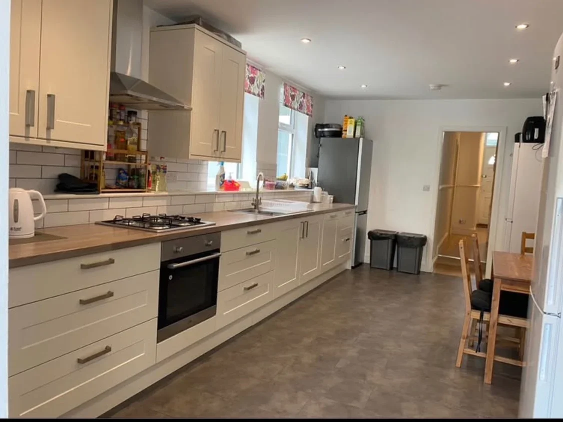 Room First Avenue in Greater London