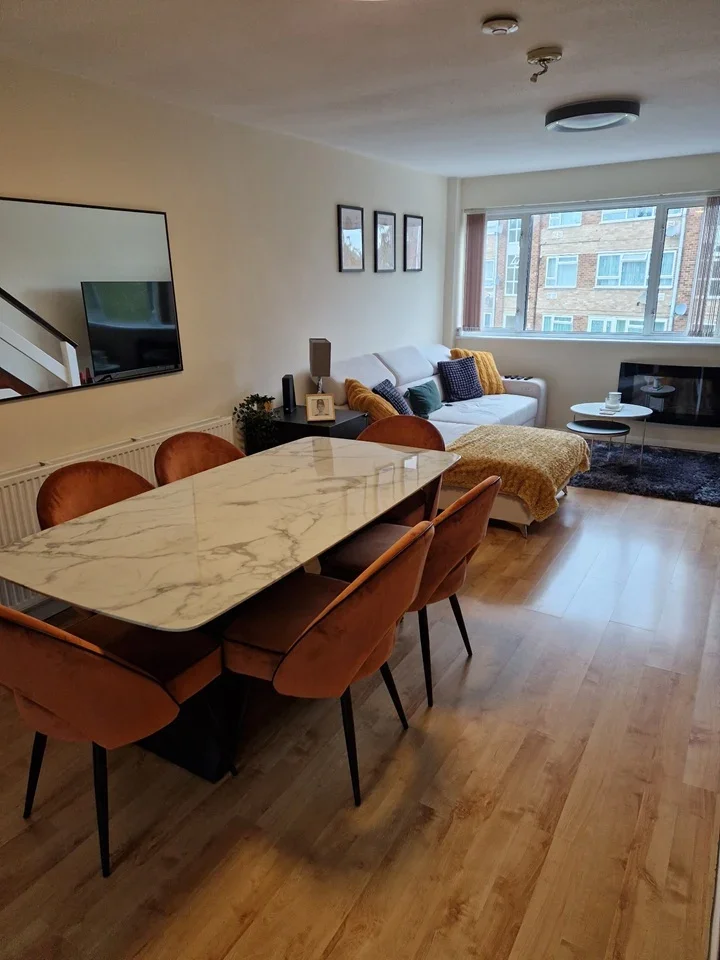 Flat Travellers Way in Greater London