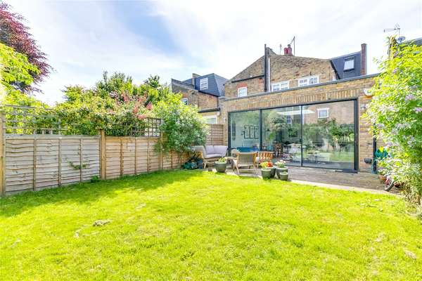 Flat Kenyon Street in Greater London