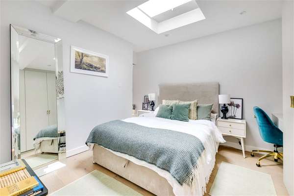 Flat Kenyon Street in Greater London