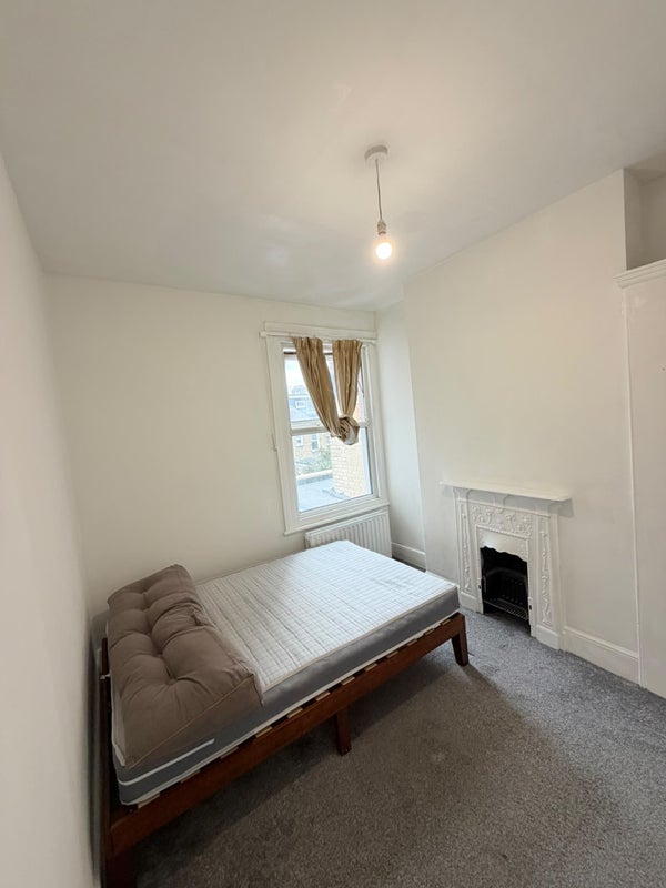 Room Eswyn Road in Greater London