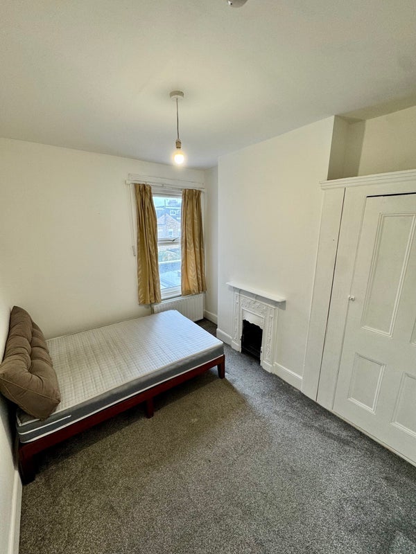 Room Eswyn Road in Greater London