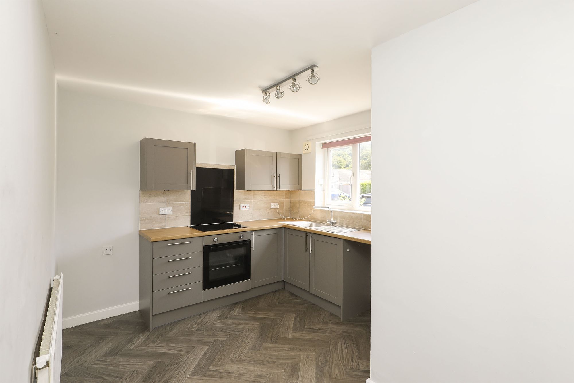 House Broadoaks Close in Chesterfield