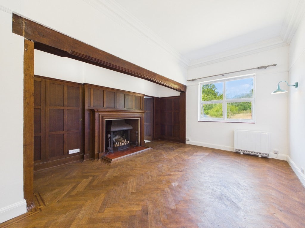 Flat Mayes Lane in Horsham