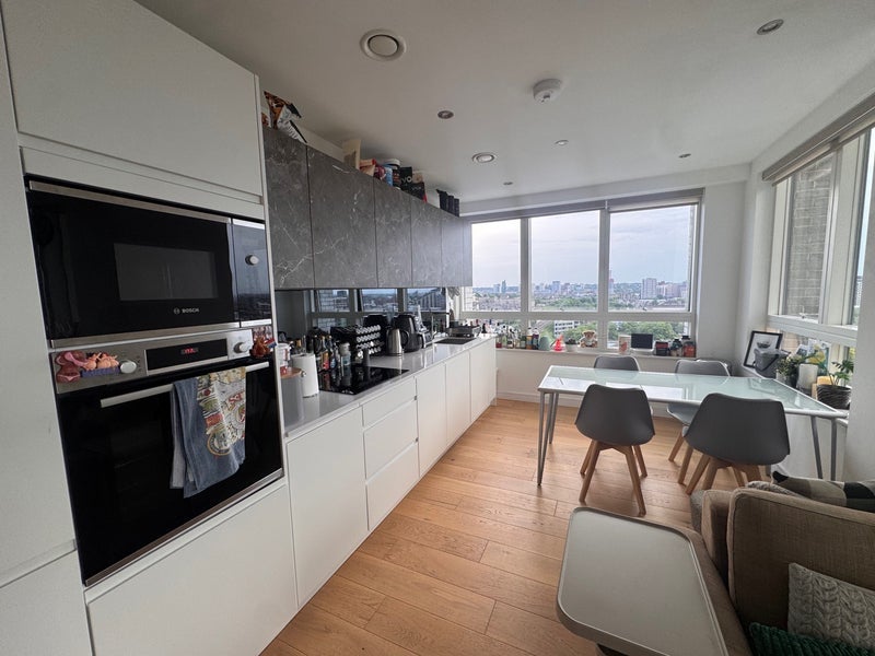 Room Grant Road in Greater London