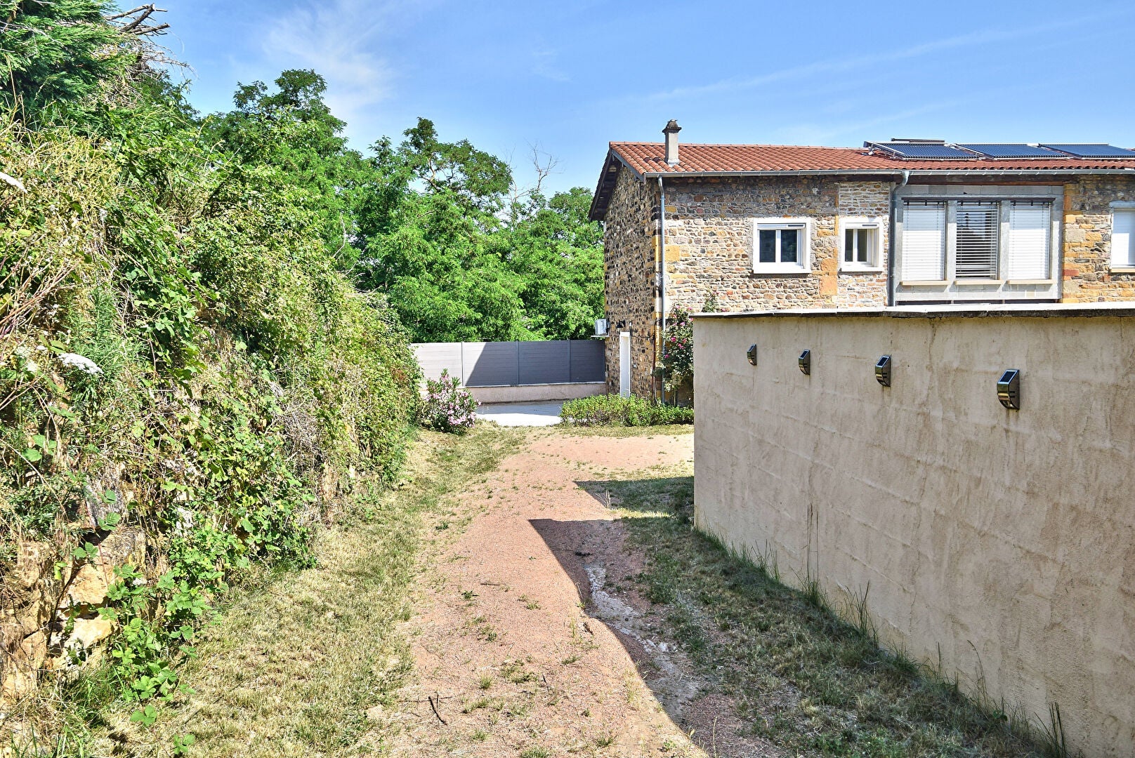 House Route de Chazay in Lozanne