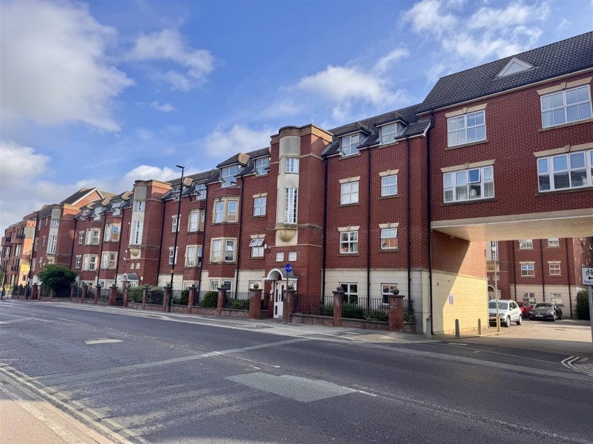 Flat Hallfield Road in York
