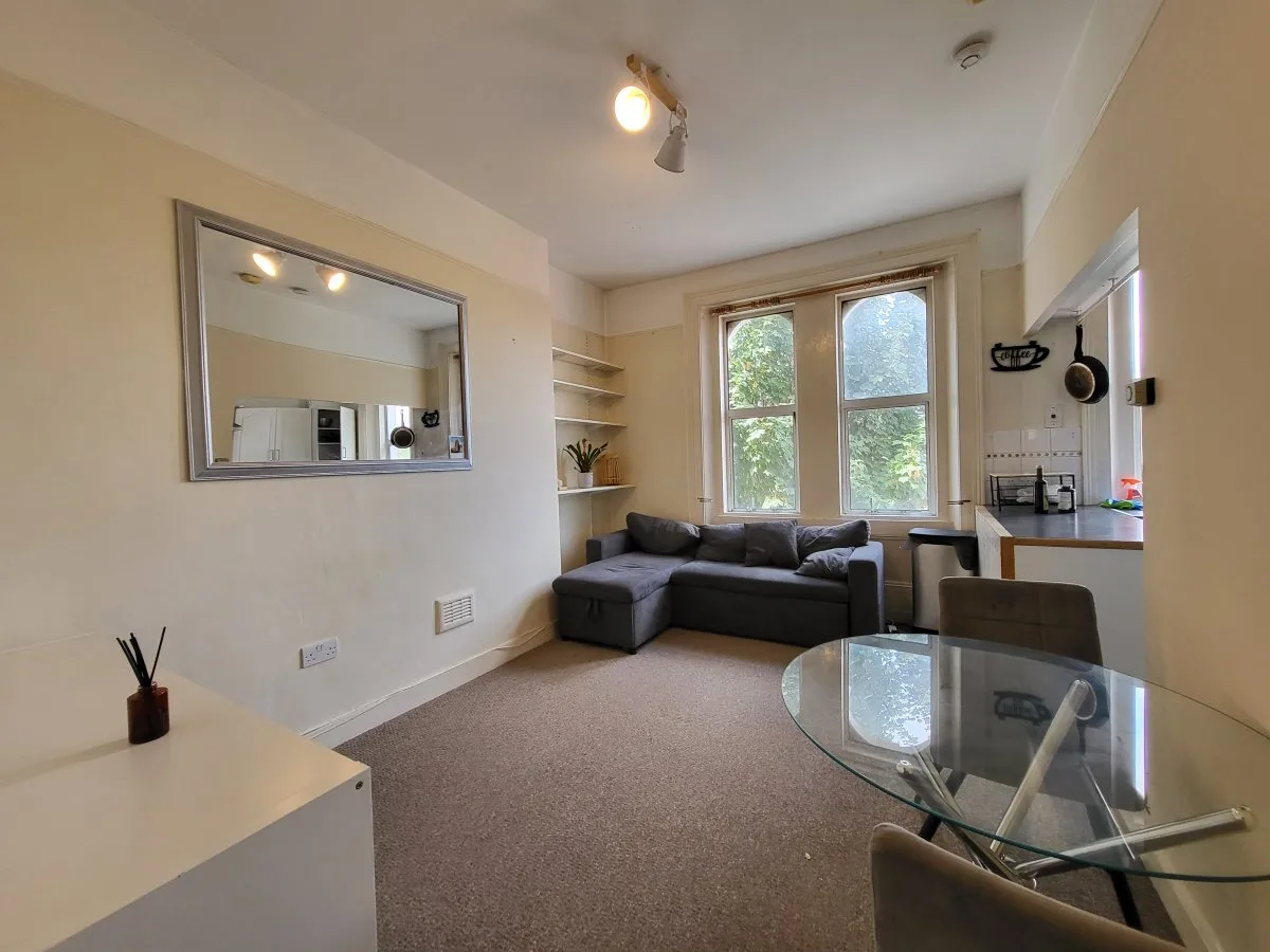 Flat Cherington Road in Greater London
