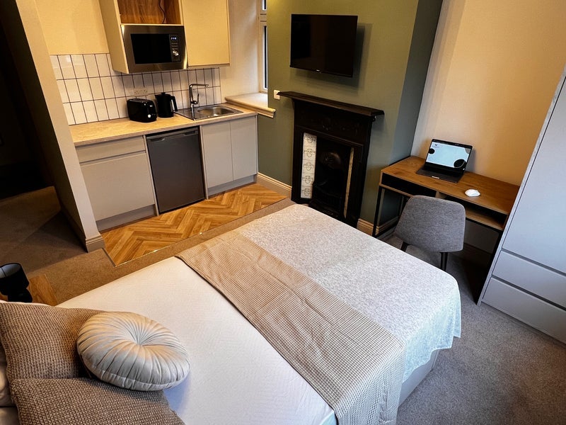Room Queens Drive in Liverpool