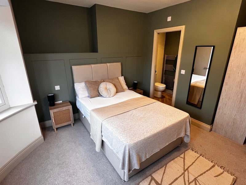 Room Queens Drive in Liverpool