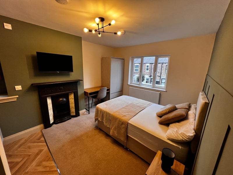 Room Queens Drive in Liverpool