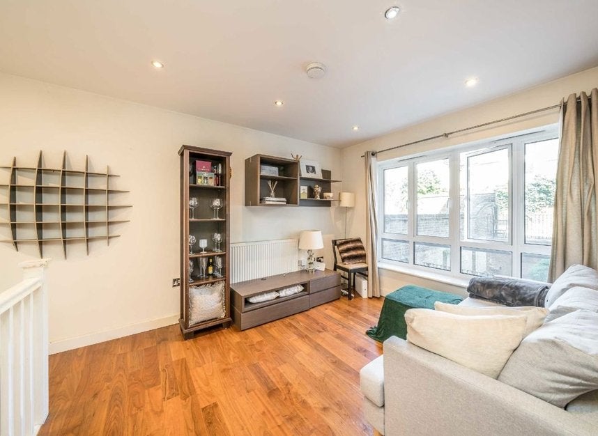 Flat Kelvedon Road in Greater London