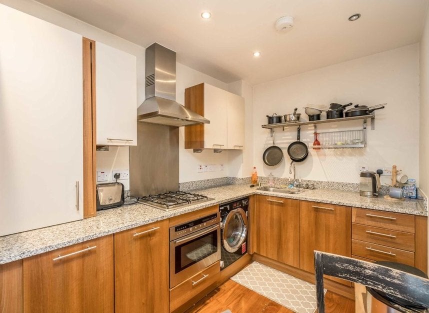 Flat Kelvedon Road in Greater London