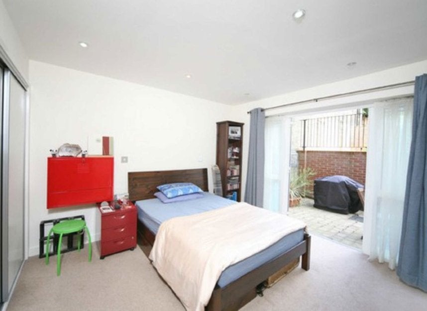 Flat Kelvedon Road in Greater London