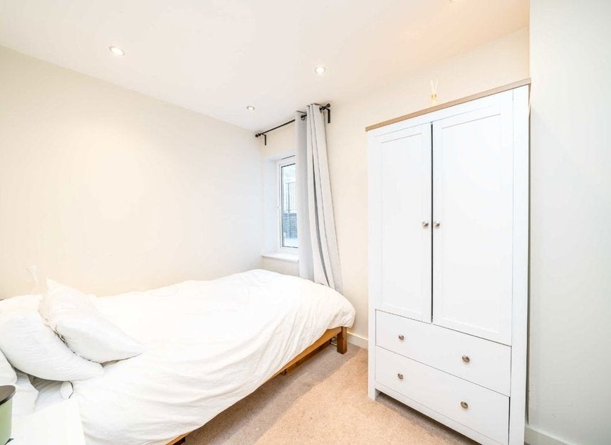 Flat Kelvedon Road in Greater London