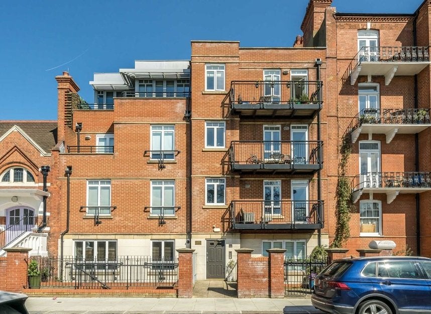 Flat Kelvedon Road in Greater London
