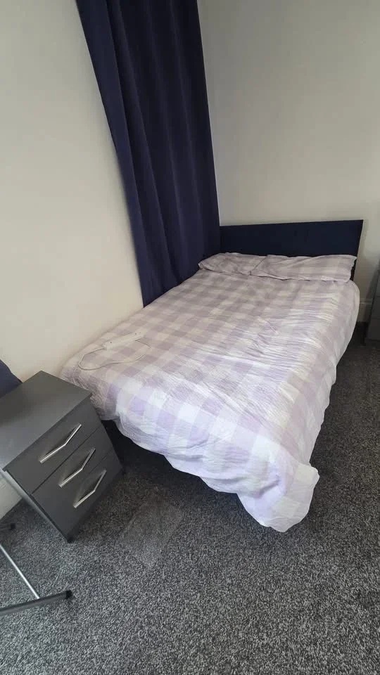 Room Queens Gate Street in Hull