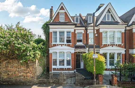 Flat Wyneham Road in Greater London