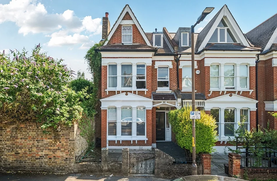 Flat Wyneham Road in Greater London