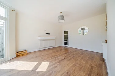 Flat Wyneham Road in Greater London