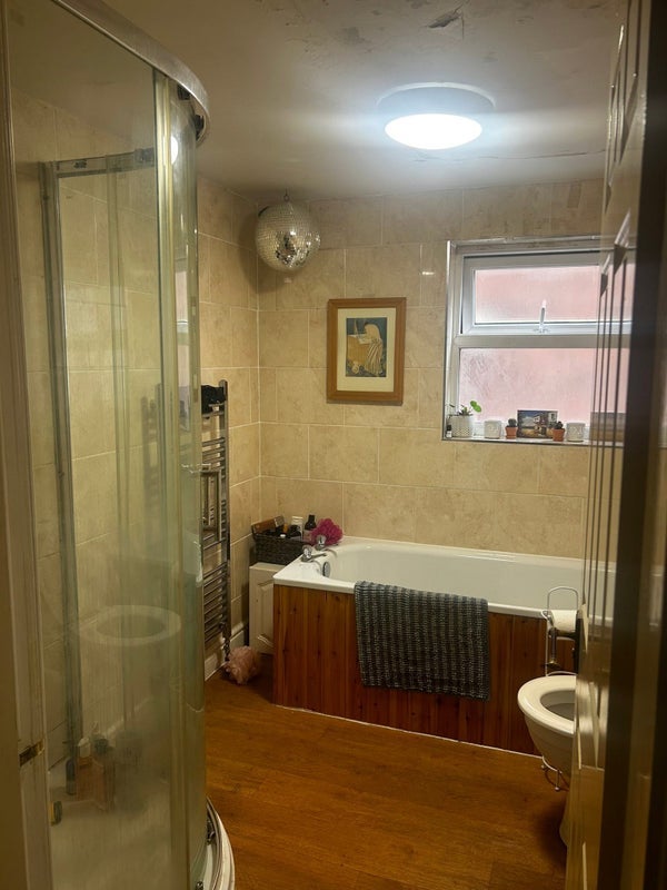 Room Heaton Road in Manchester