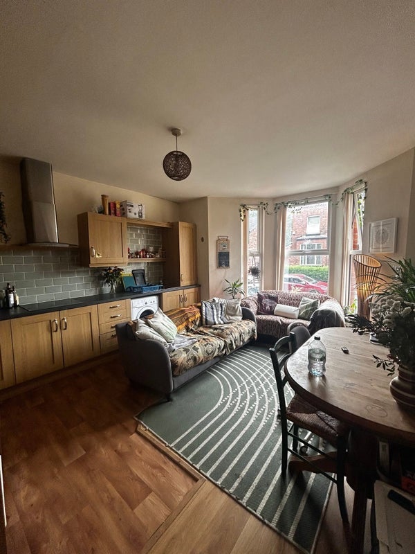 Room Heaton Road in Manchester