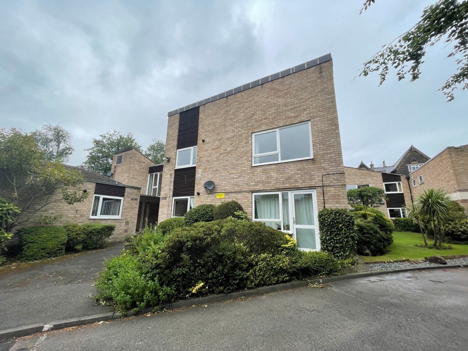 Flat Weetwood Park Drive in Leeds