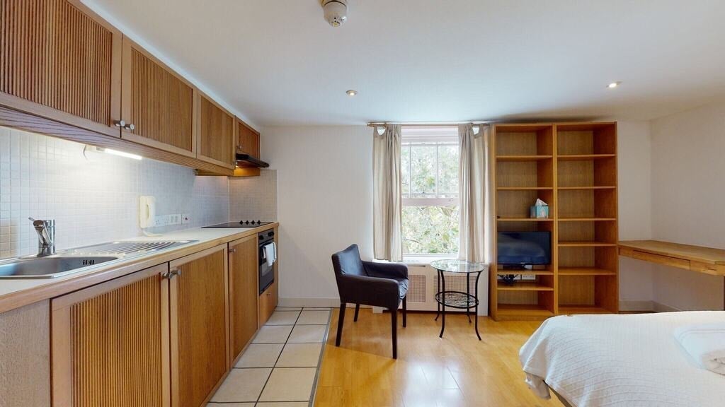 Flat Cartwright Gardens in Greater London