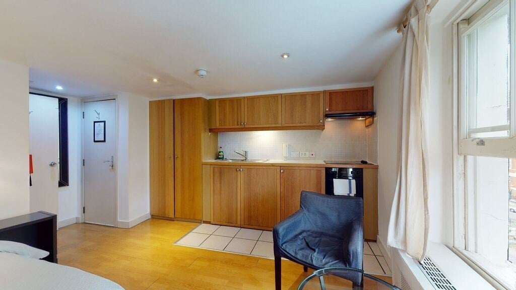 Flat Cartwright Gardens in Greater London