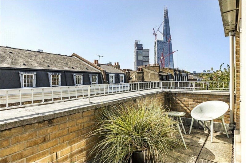 Room Bermondsey Street in Greater London