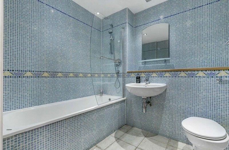 Room Bermondsey Street in Greater London