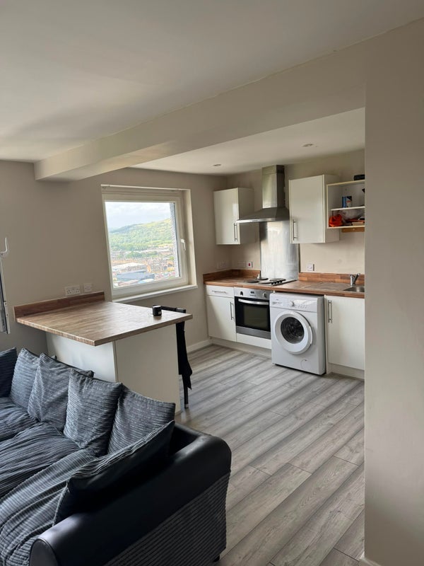 Flat Parkwood Rise in Bradford