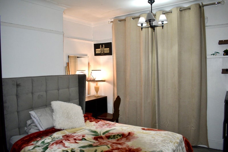 Room Grosvenor Road in Greater London