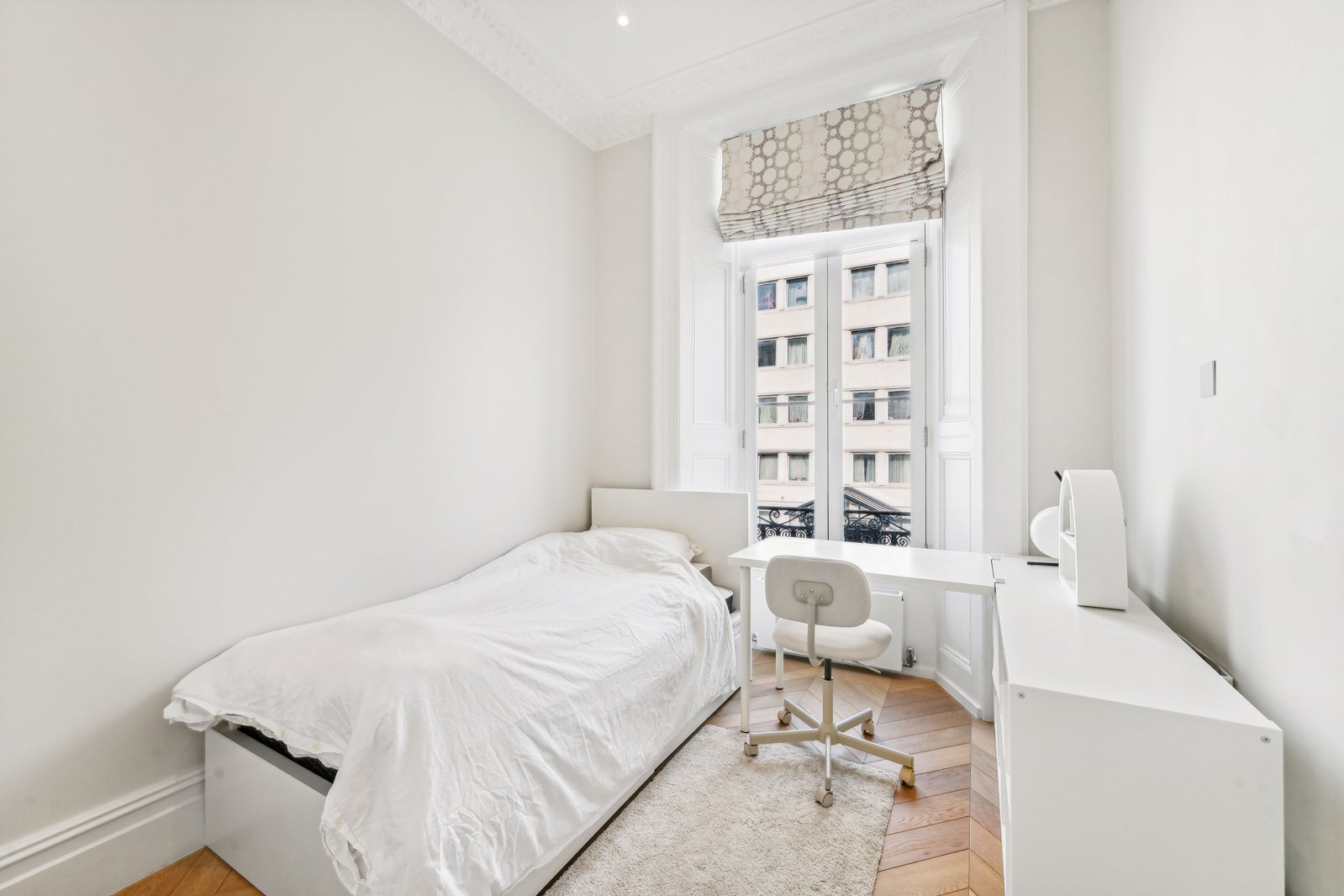 Flat Courtfield Gardens in Greater London