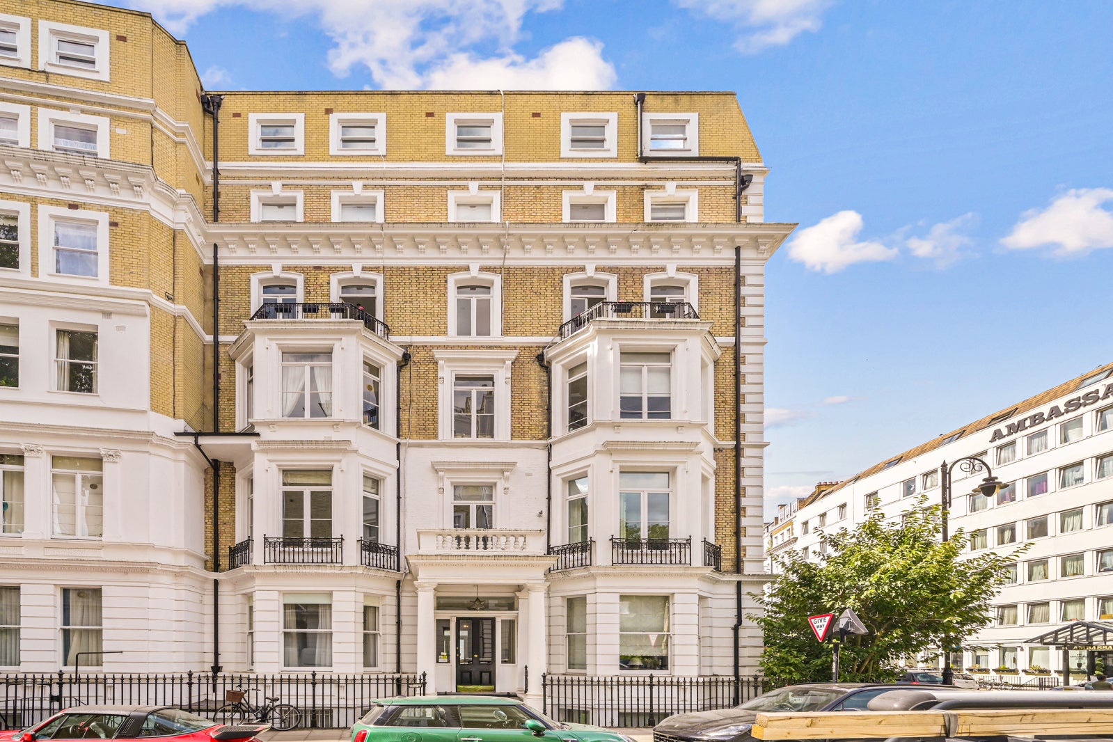 Flat Courtfield Gardens in Greater London