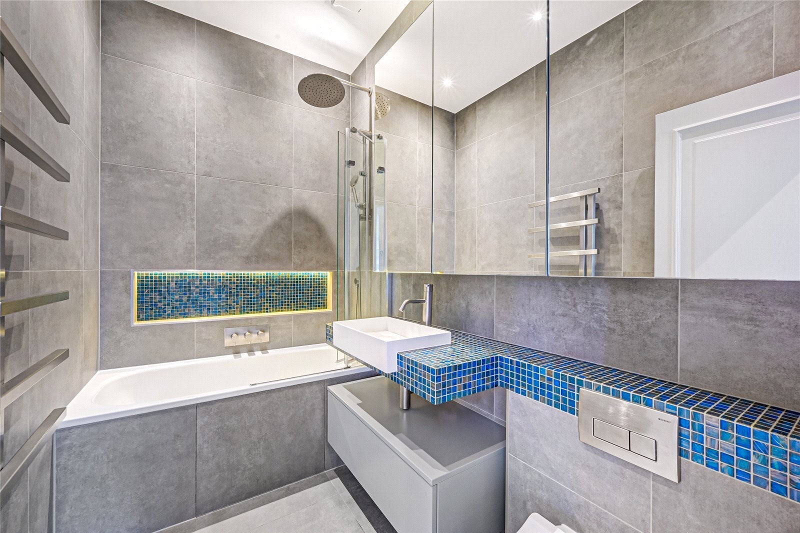 Flat Courtfield Gardens in Greater London