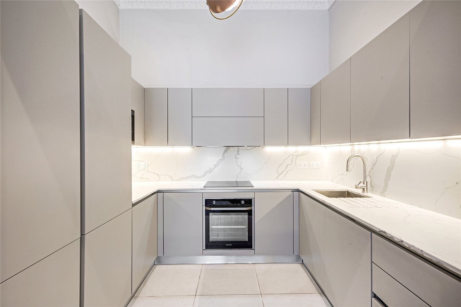 Flat Courtfield Gardens in Greater London