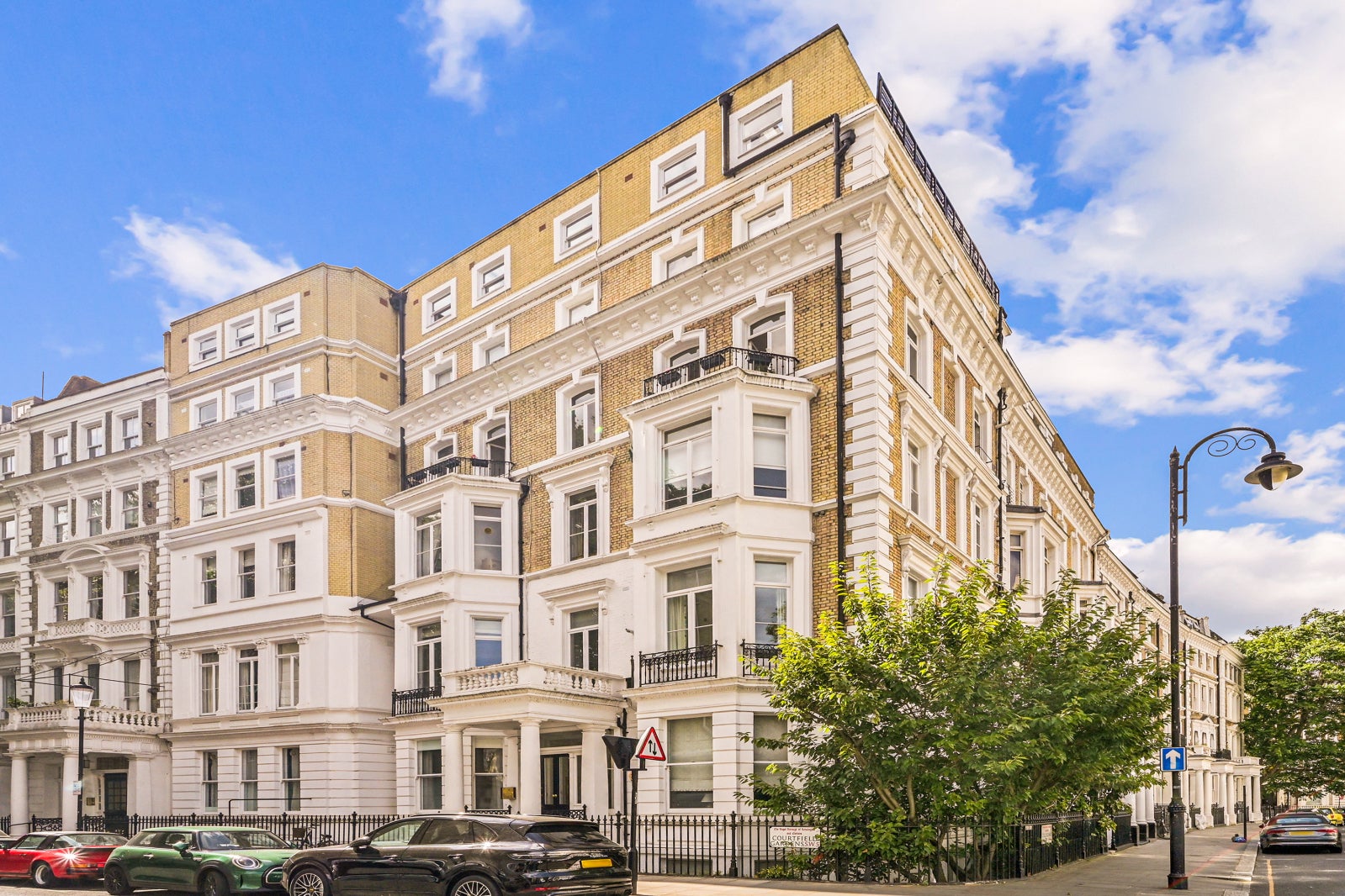 Flat Courtfield Gardens in Greater London