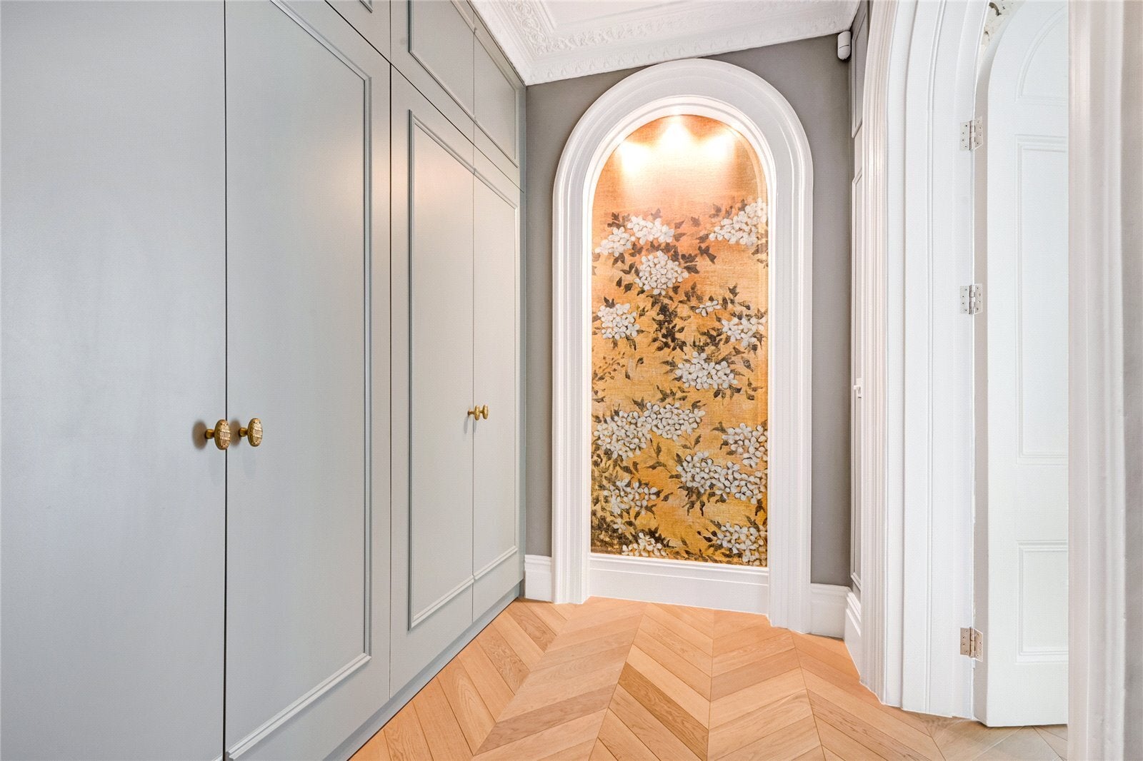 Flat Courtfield Gardens in Greater London