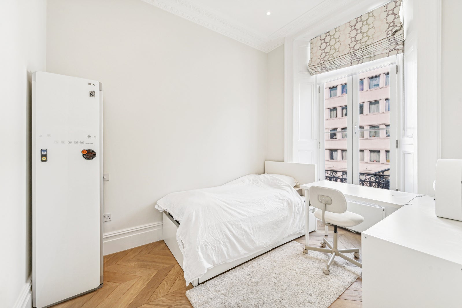 Flat Courtfield Gardens in Greater London