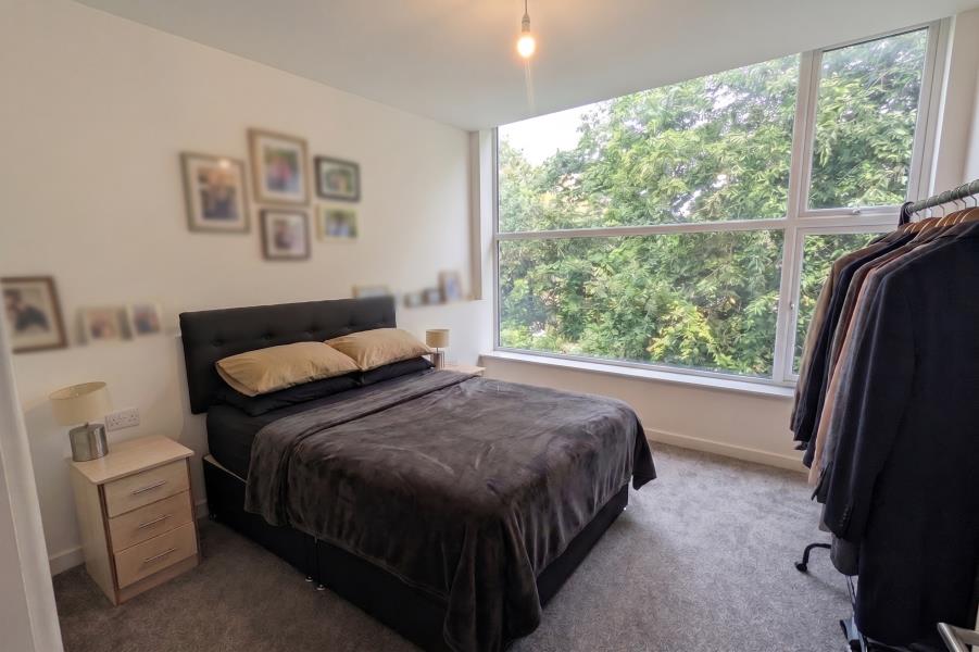 Flat Mount Hermon Road in Woking