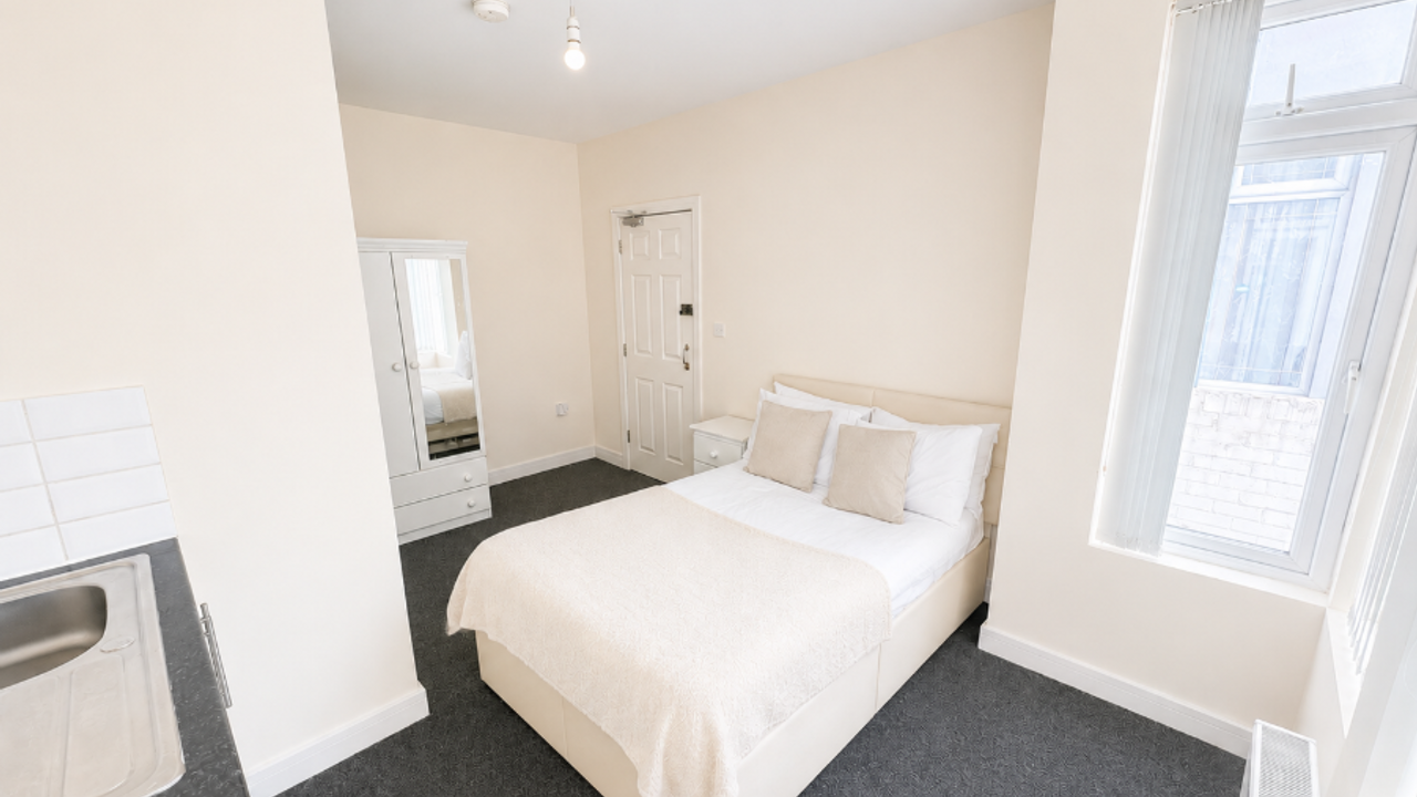 Room Chatsworth Road in Luton
