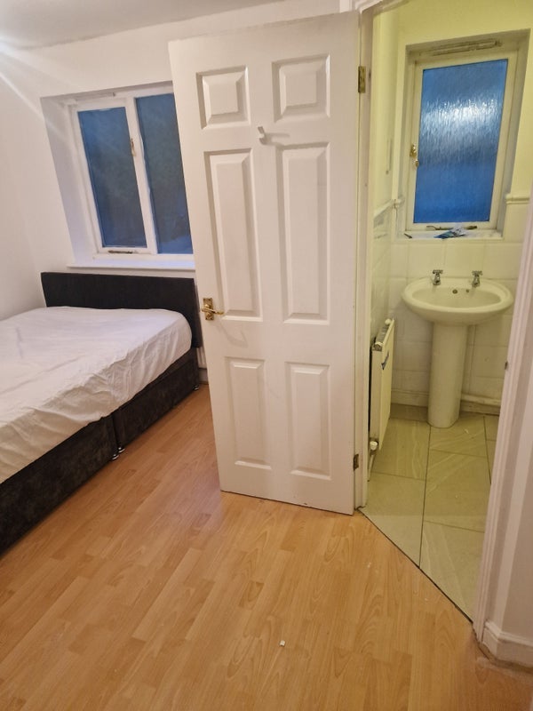 Room Star Lane in Greater London