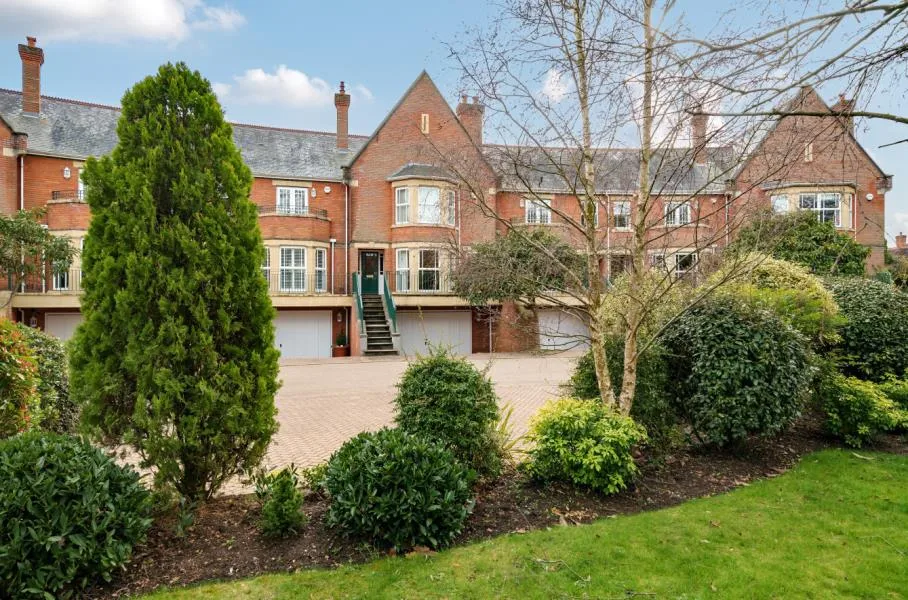 Flat Christchurch Road in Borough of Runnymede