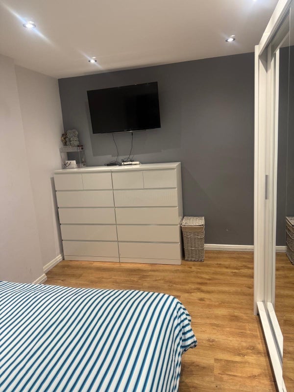 Room Grove Road in Greater London