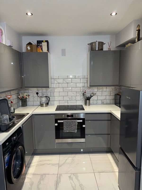 Room Grove Road in Greater London