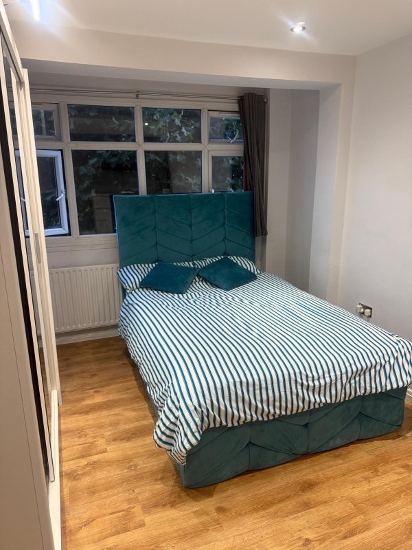 Room Grove Road in Greater London